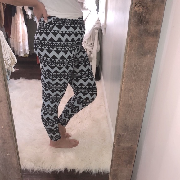 Lularoe tall & curvy blue geometric print leggings - Picture 2 of 4